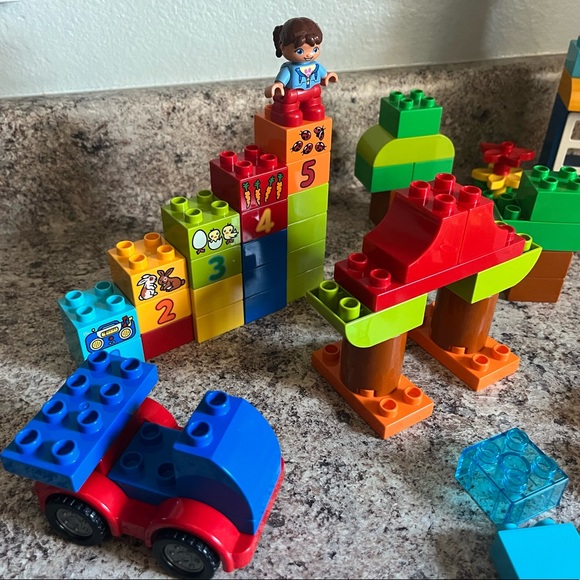 LEGO DUPLO Deluxe Box of Fun 10580 - Picture 2 of 5